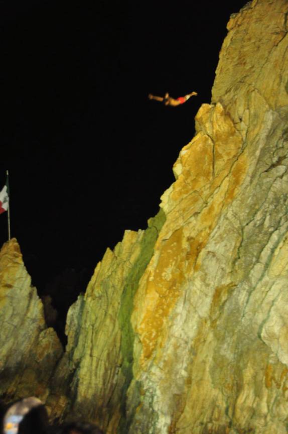 O incrível salto mortal de 25 metros de altura em La Quebrada, em Acapulco, no México